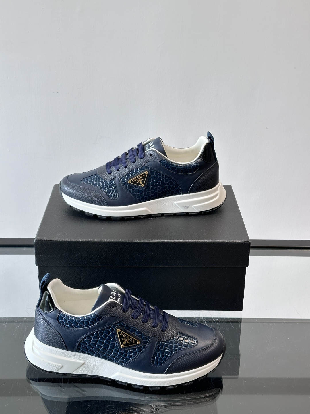 Prad*男士新款柔软皮革休闲运动鞋，这款运动鞋采用牛皮打造，皮质柔软细腻，纹理自然，提升透气性能，外侧