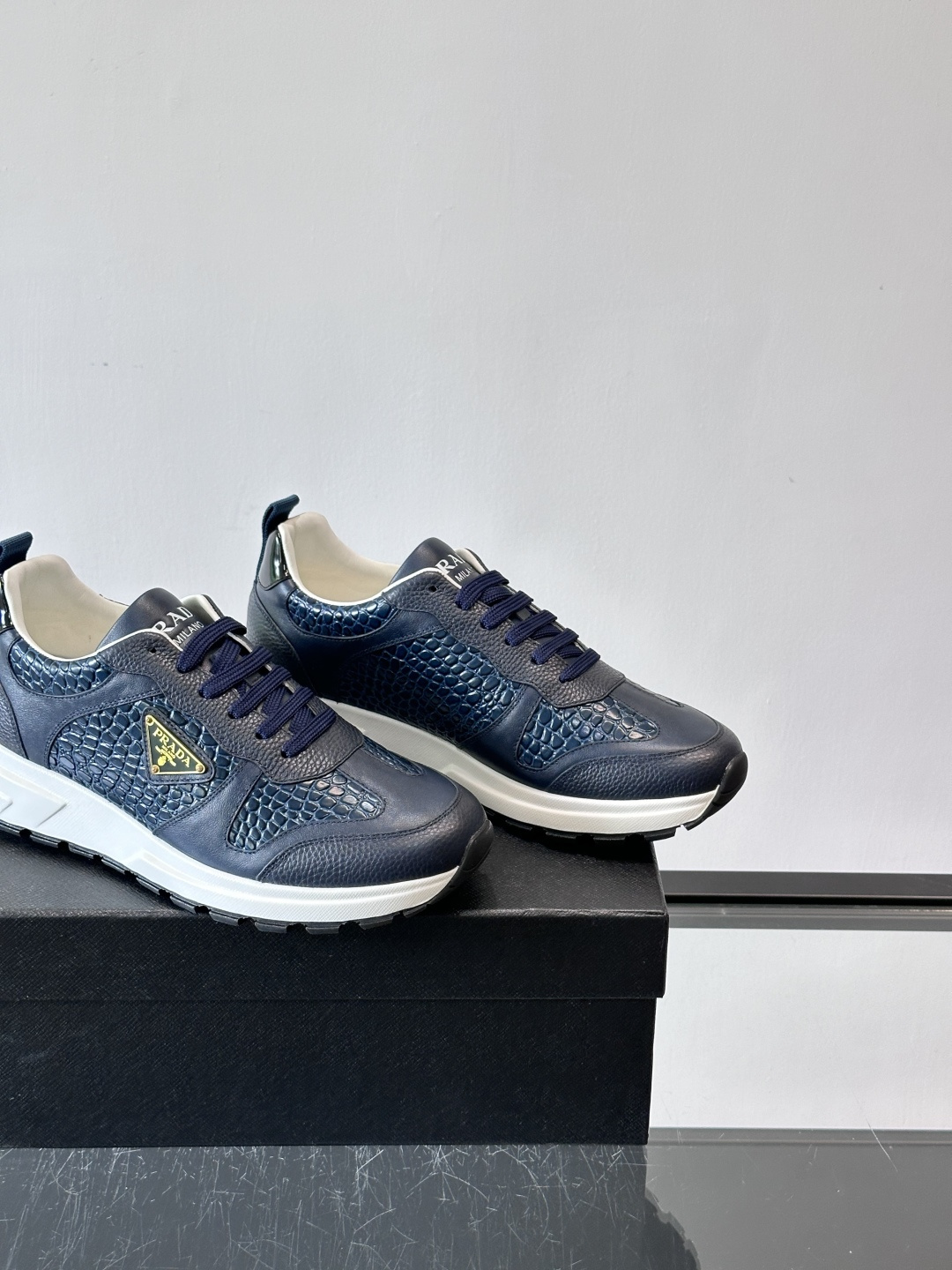 Prad*男士新款柔软皮革休闲运动鞋，这款运动鞋采用牛皮打造，皮质柔软细腻，纹理自然，提升透气性能，外侧