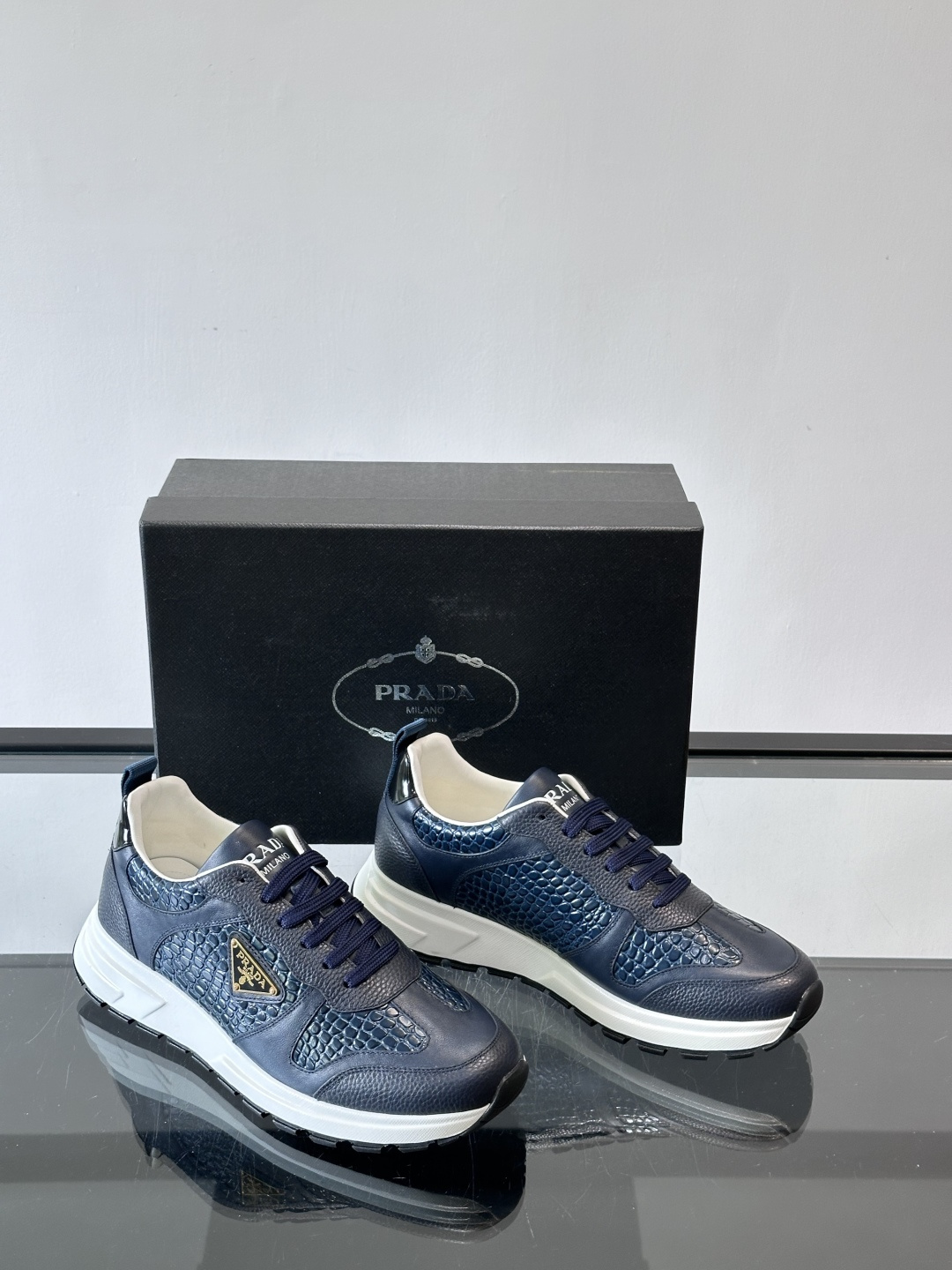 Prad*男士新款柔软皮革休闲运动鞋，这款运动鞋采用牛皮打造，皮质柔软细腻，纹理自然，提升透气性能，外侧