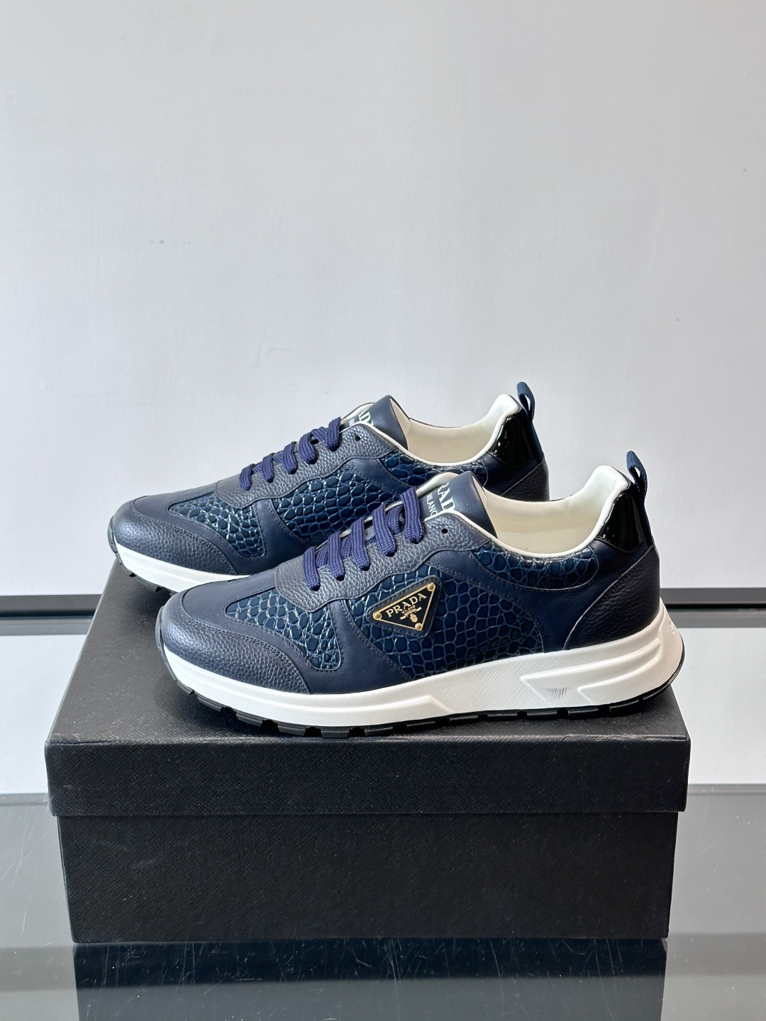 Prad*男士新款柔软皮革休闲运动鞋，这款运动鞋采用牛皮打造，皮质柔软细腻，纹理自然，提升透气性能，外侧