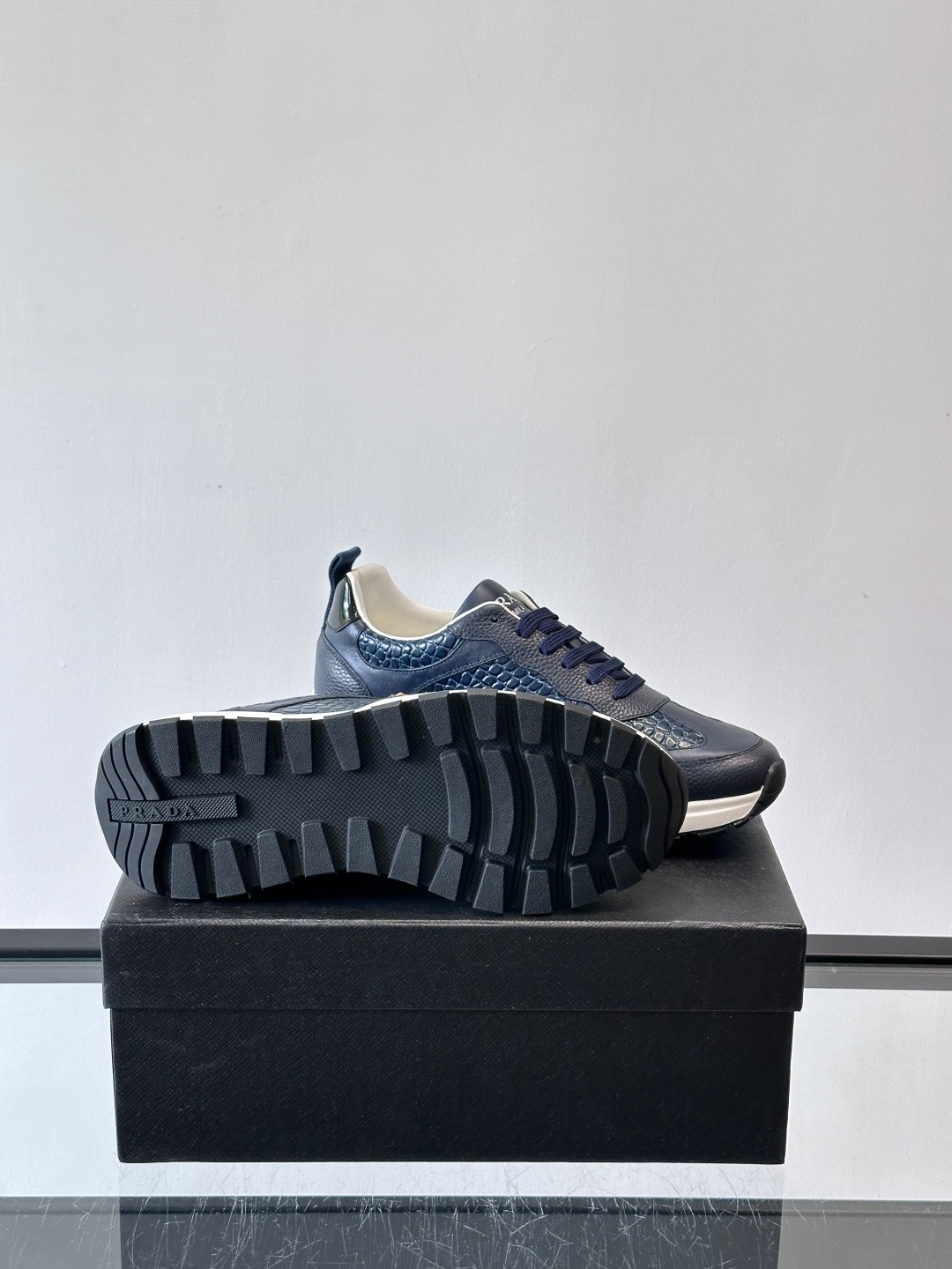 Prad*男士新款柔软皮革休闲运动鞋，这款运动鞋采用牛皮打造，皮质柔软细腻，纹理自然，提升透气性能，外侧