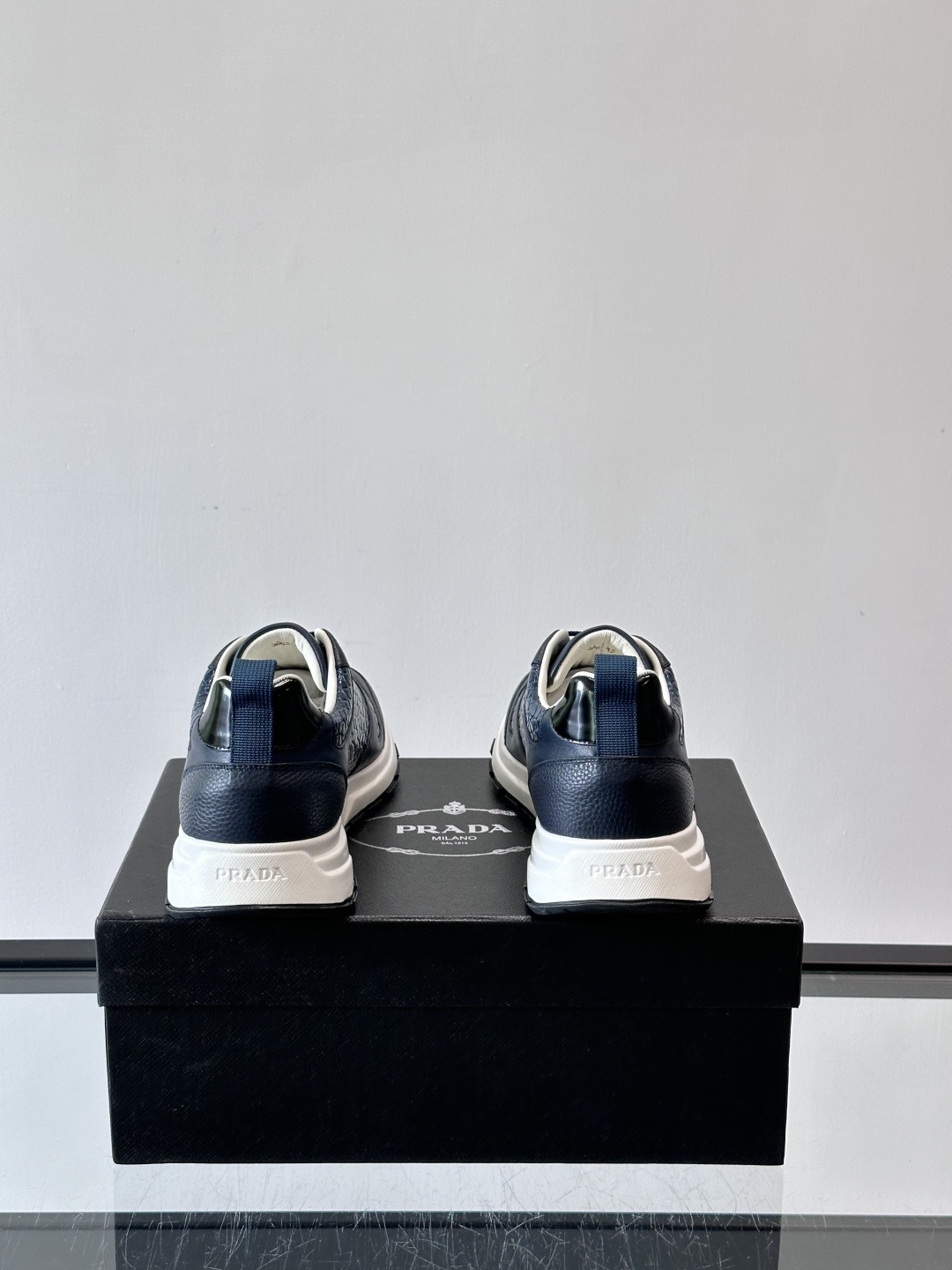 Prad*男士新款柔软皮革休闲运动鞋，这款运动鞋采用牛皮打造，皮质柔软细腻，纹理自然，提升透气性能，外侧