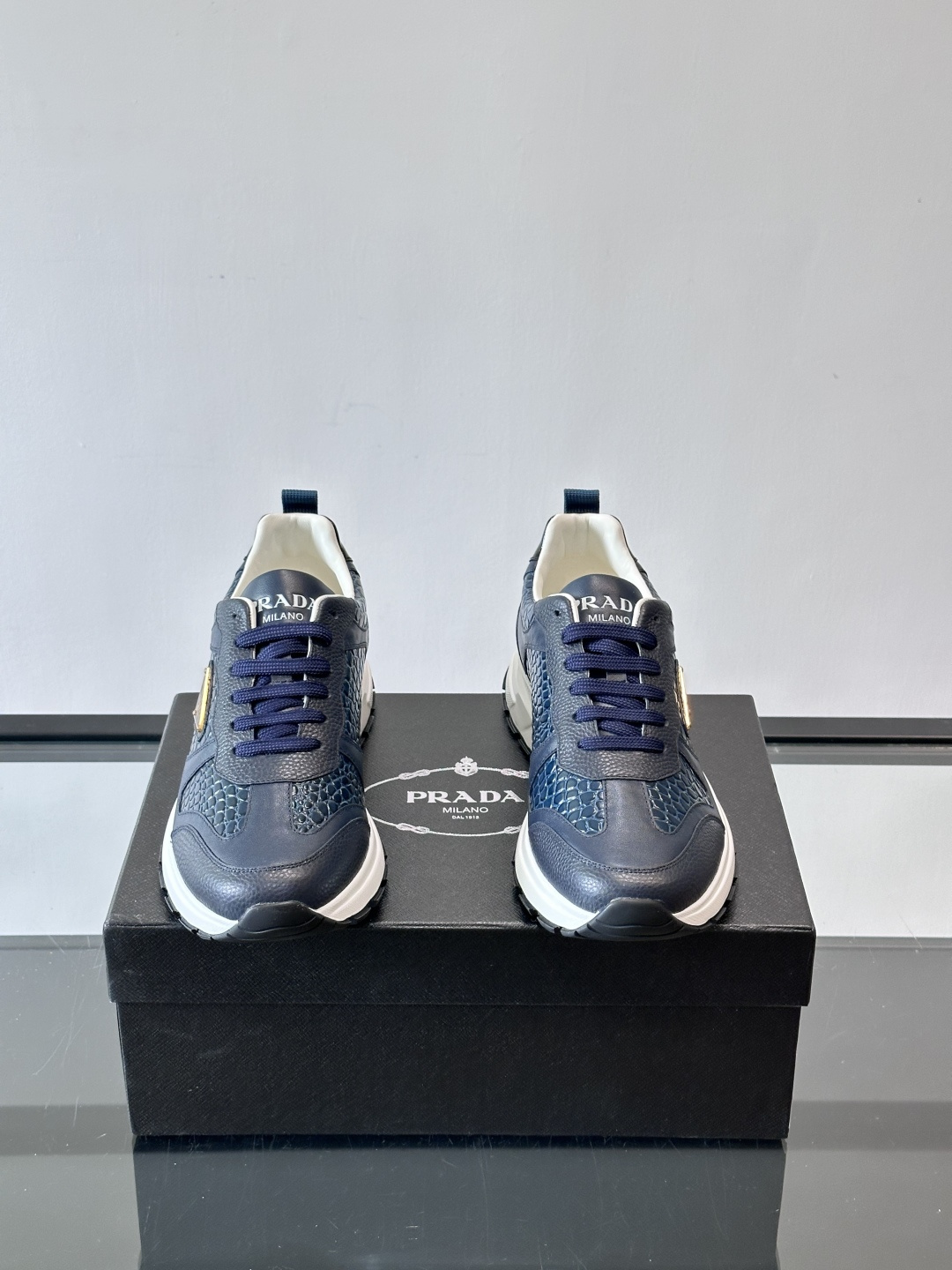 Prad*男士新款柔软皮革休闲运动鞋，这款运动鞋采用牛皮打造，皮质柔软细腻，纹理自然，提升透气性能，外侧