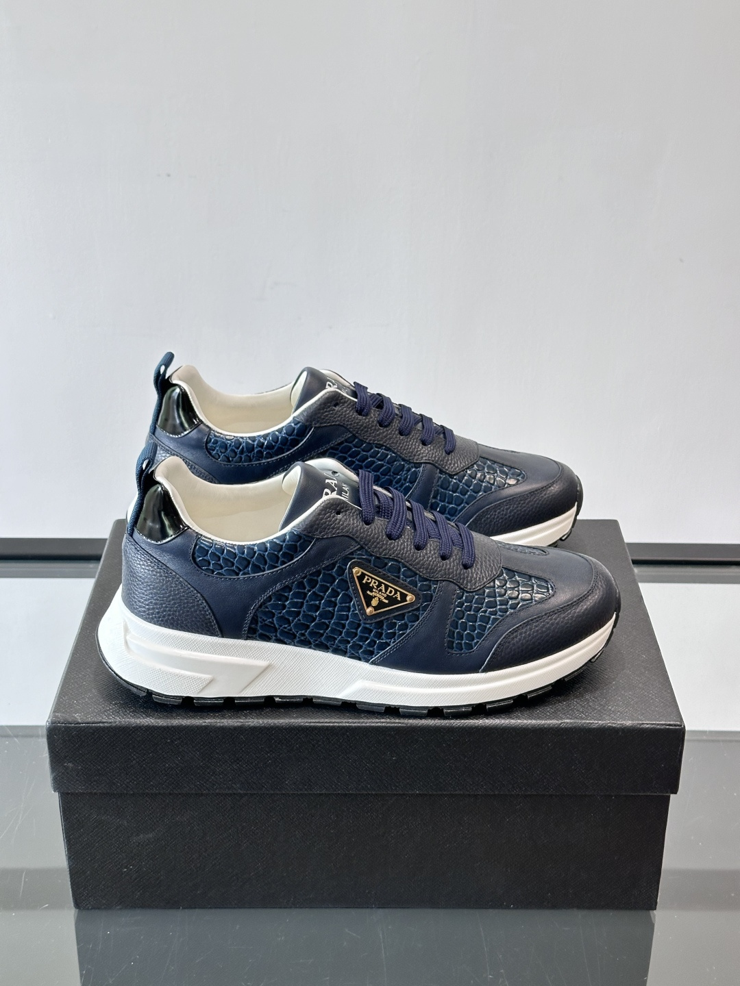 Prad*男士新款柔软皮革休闲运动鞋，这款运动鞋采用牛皮打造，皮质柔软细腻，纹理自然，提升透气性能，外侧