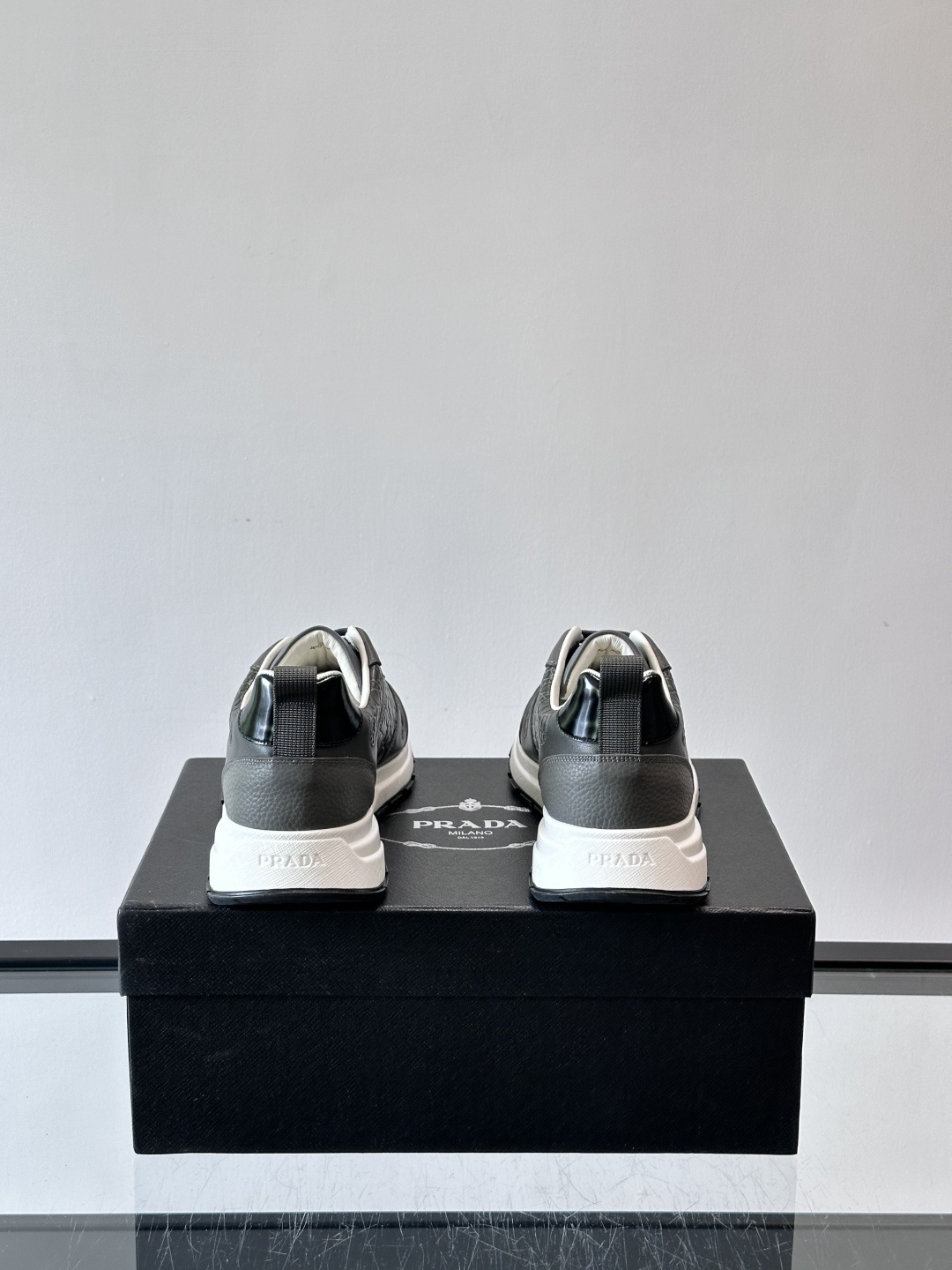 Prad*男士新款柔软皮革休闲运动鞋，这款运动鞋采用牛皮打造，皮质柔软细腻，纹理自然，提升透气性能，外侧