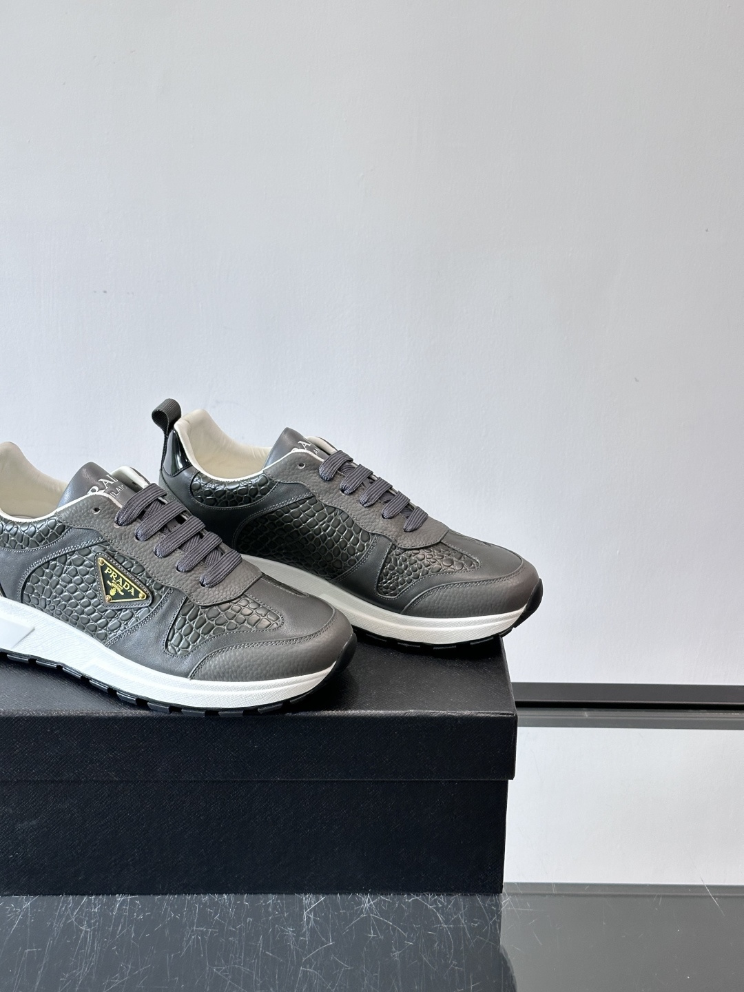 Prad*男士新款柔软皮革休闲运动鞋，这款运动鞋采用牛皮打造，皮质柔软细腻，纹理自然，提升透气性能，外侧