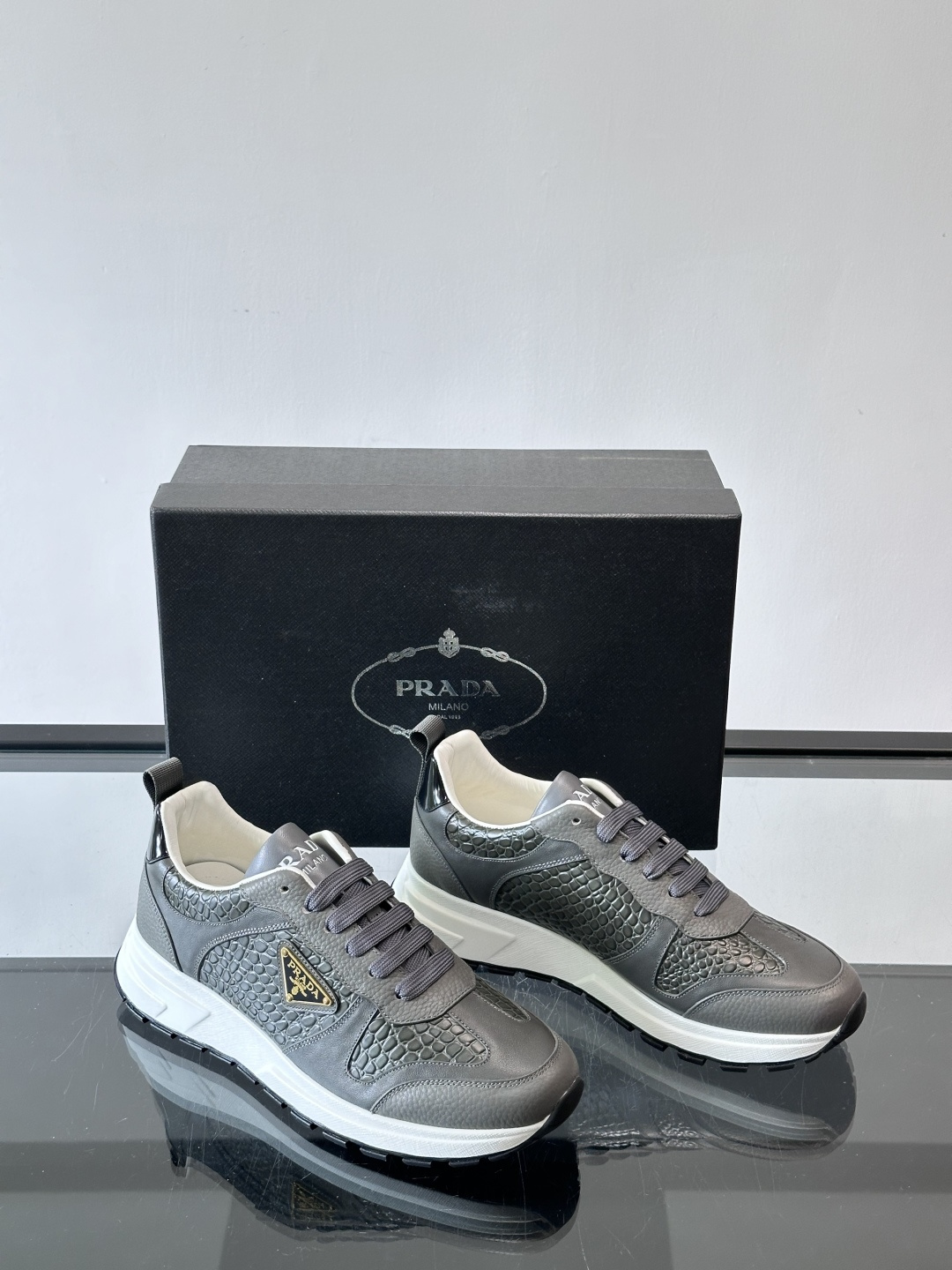 Prad*男士新款柔软皮革休闲运动鞋，这款运动鞋采用牛皮打造，皮质柔软细腻，纹理自然，提升透气性能，外侧