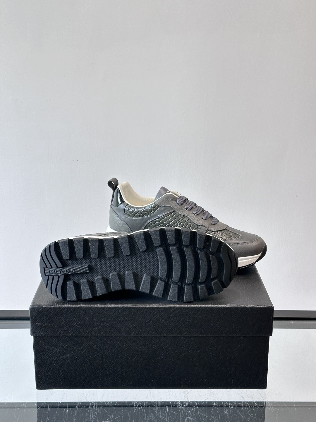 Prad*男士新款柔软皮革休闲运动鞋，这款运动鞋采用牛皮打造，皮质柔软细腻，纹理自然，提升透气性能，外侧