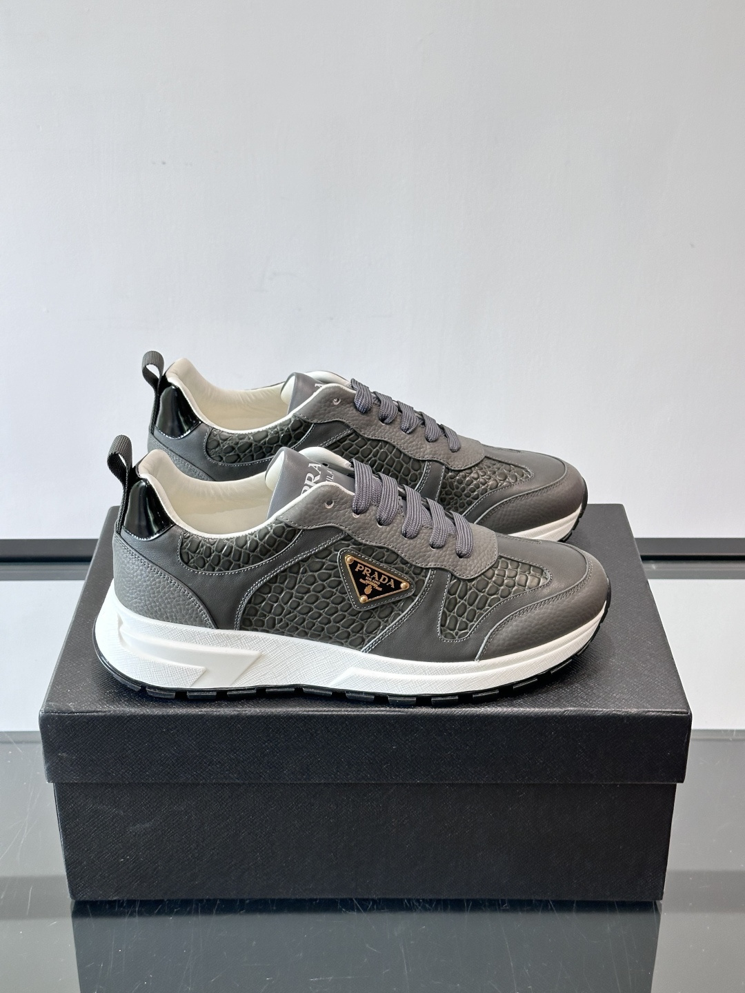Prad*男士新款柔软皮革休闲运动鞋，这款运动鞋采用牛皮打造，皮质柔软细腻，纹理自然，提升透气性能，外侧