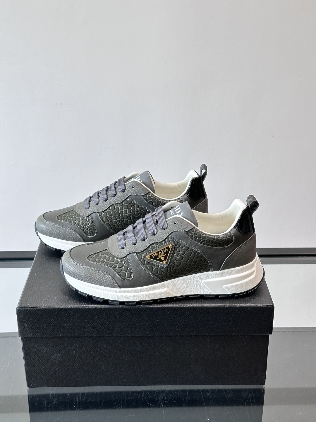 Prad*男士新款柔软皮革休闲运动鞋，这款运动鞋采用牛皮打造，皮质柔软细腻，纹理自然，提升透气性能，外侧