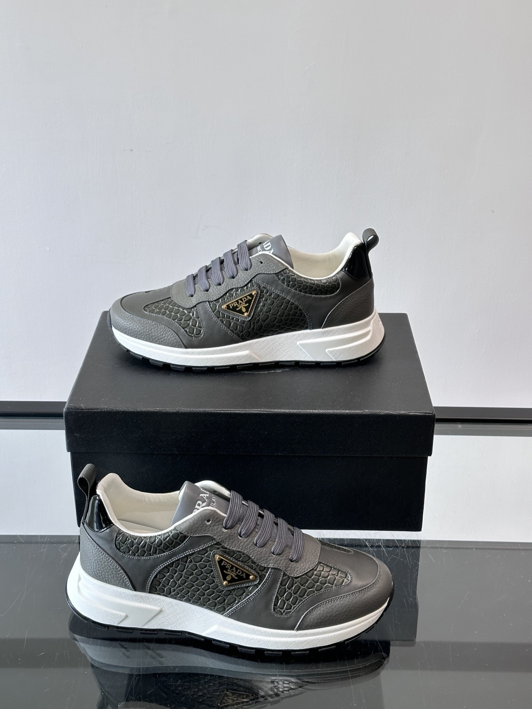 Prad*男士新款柔软皮革休闲运动鞋，这款运动鞋采用牛皮打造，皮质柔软细腻，纹理自然，提升透气性能，外侧