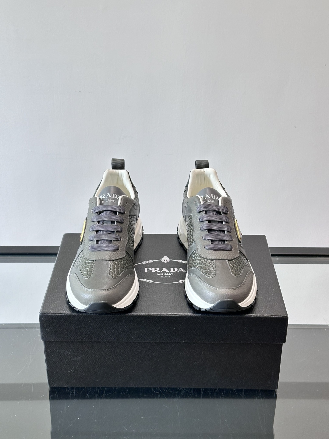 Prad*男士新款柔软皮革休闲运动鞋，这款运动鞋采用牛皮打造，皮质柔软细腻，纹理自然，提升透气性能，外侧