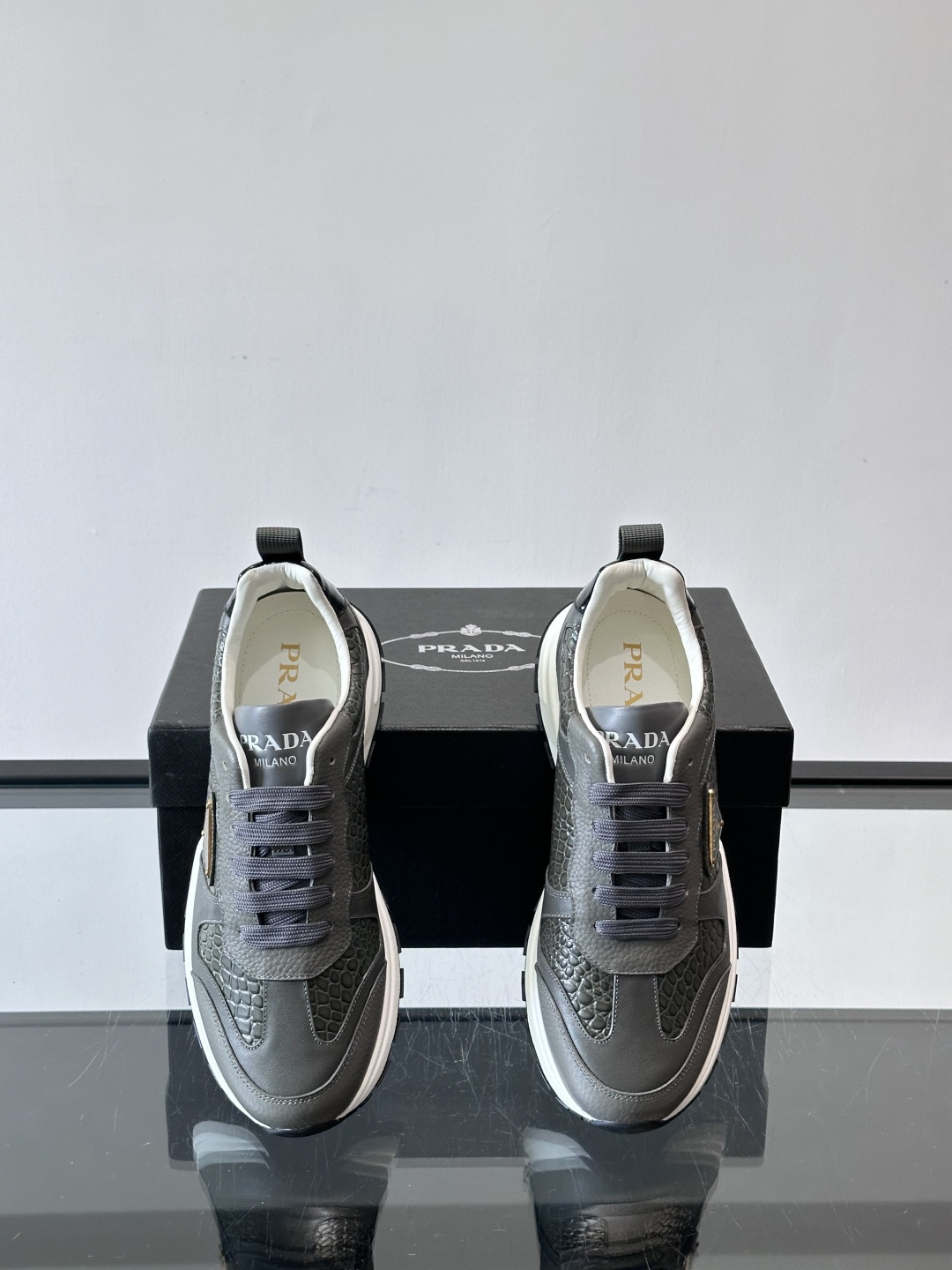 Prad*男士新款柔软皮革休闲运动鞋，这款运动鞋采用牛皮打造，皮质柔软细腻，纹理自然，提升透气性能，外侧