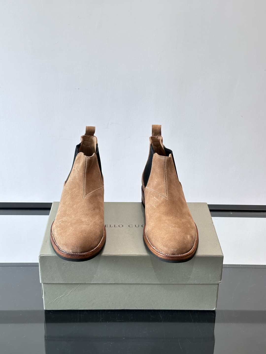 BC反绒皮切尔西靴选用高品质头层胎牛绒，柔软细腻，质感满分✨。经典侧边松紧带设计，穿脱超方便，贴合脚型，