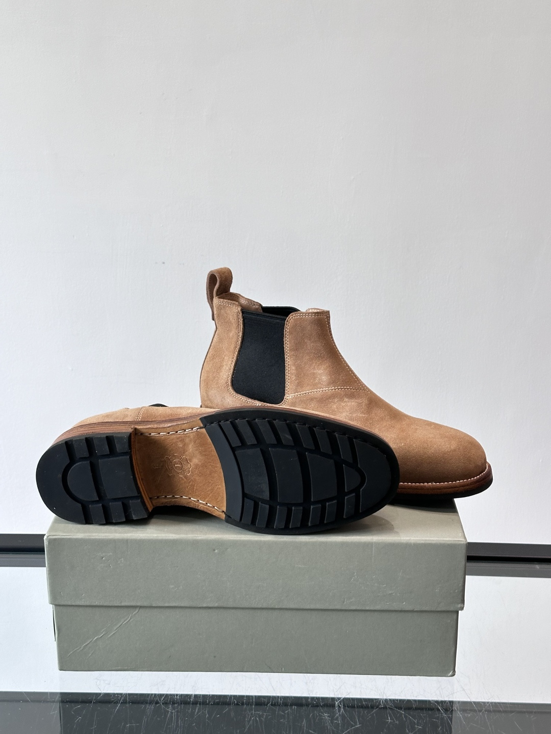 BC反绒皮切尔西靴选用高品质头层胎牛绒，柔软细腻，质感满分✨。经典侧边松紧带设计，穿脱超方便，贴合脚型，