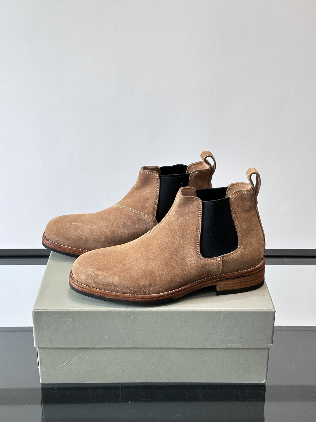 BC反绒皮切尔西靴选用高品质头层胎牛绒，柔软细腻，质感满分✨。经典侧边松紧带设计，穿脱超方便，贴合脚型，