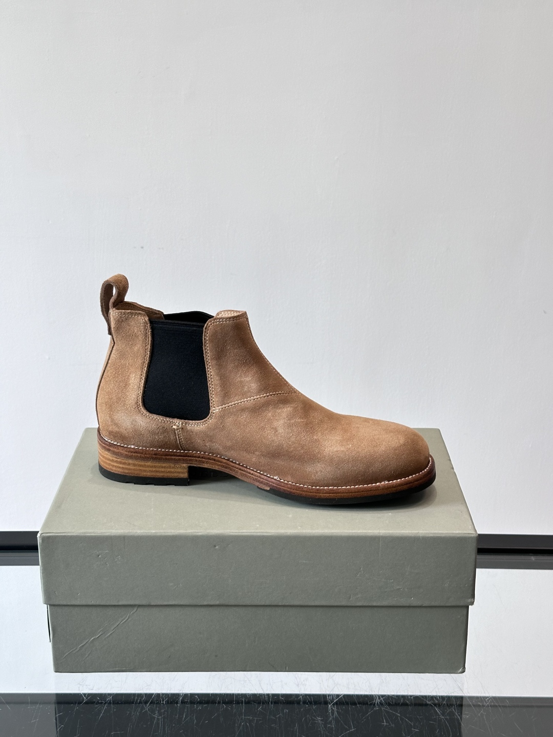 BC反绒皮切尔西靴选用高品质头层胎牛绒，柔软细腻，质感满分✨。经典侧边松紧带设计，穿脱超方便，贴合脚型，