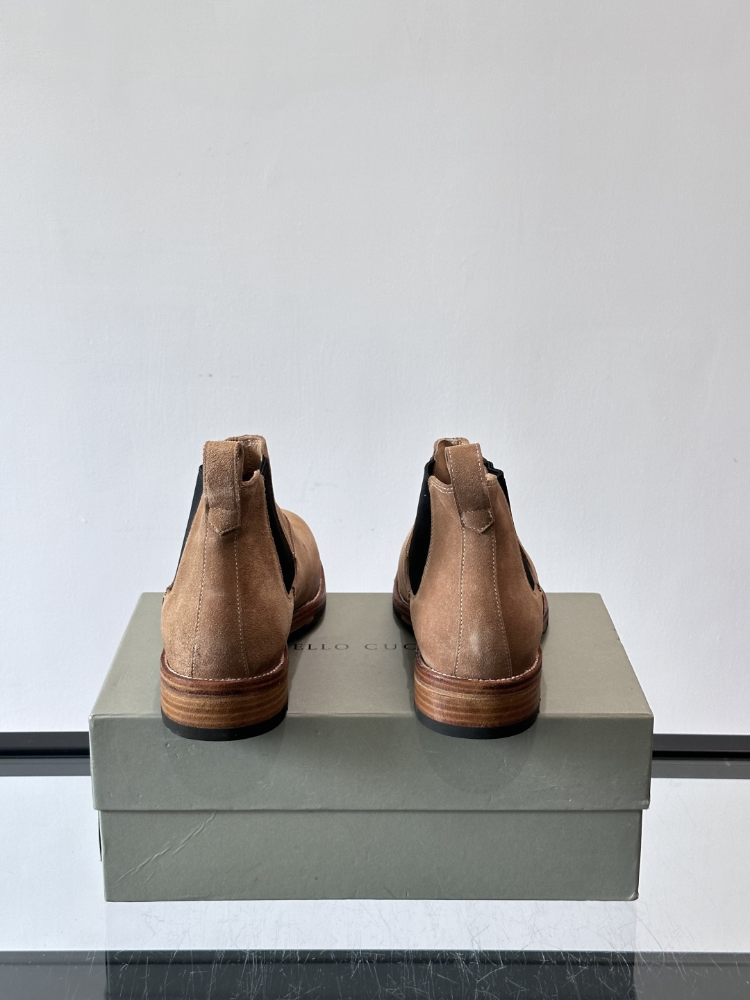 BC反绒皮切尔西靴选用高品质头层胎牛绒，柔软细腻，质感满分✨。经典侧边松紧带设计，穿脱超方便，贴合脚型，