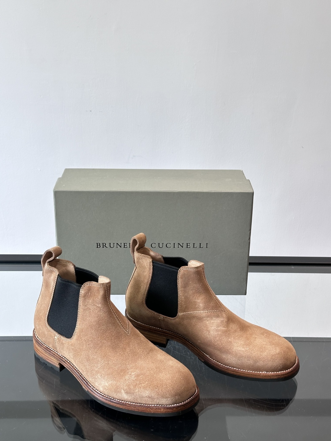 BC反绒皮切尔西靴选用高品质头层胎牛绒，柔软细腻，质感满分✨。经典侧边松紧带设计，穿脱超方便，贴合脚型，