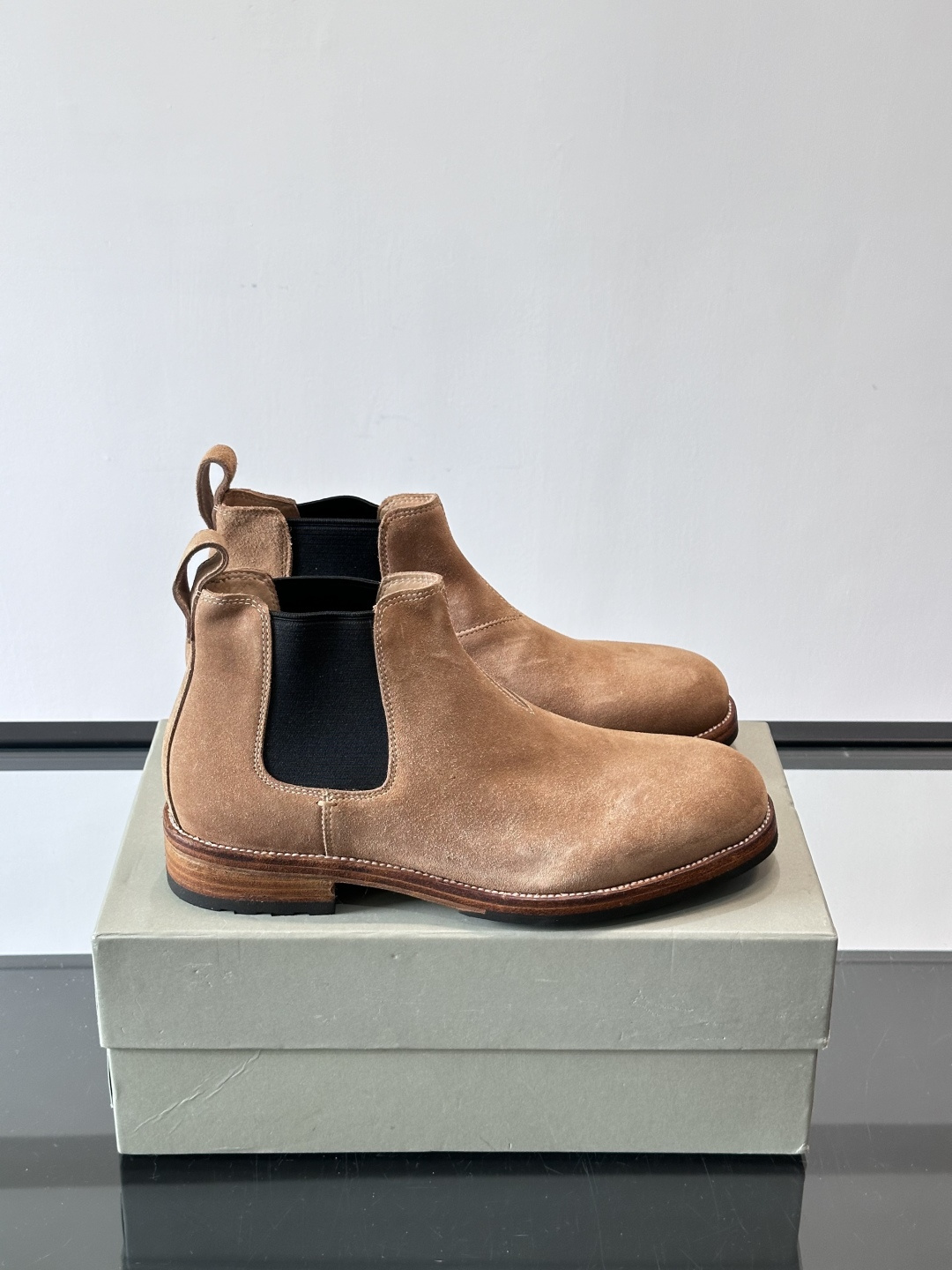 BC反绒皮切尔西靴选用高品质头层胎牛绒，柔软细腻，质感满分✨。经典侧边松紧带设计，穿脱超方便，贴合脚型，