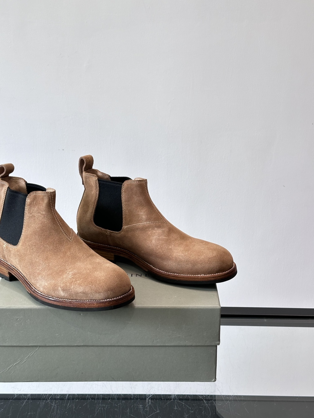 BC反绒皮切尔西靴选用高品质头层胎牛绒，柔软细腻，质感满分✨。经典侧边松紧带设计，穿脱超方便，贴合脚型，