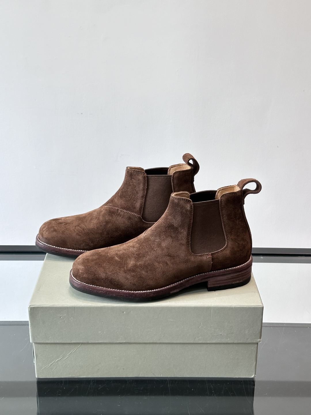 BC反绒皮切尔西靴选用高品质头层胎牛绒，柔软细腻，质感满分✨。经典侧边松紧带设计，穿脱超方便，贴合脚型，