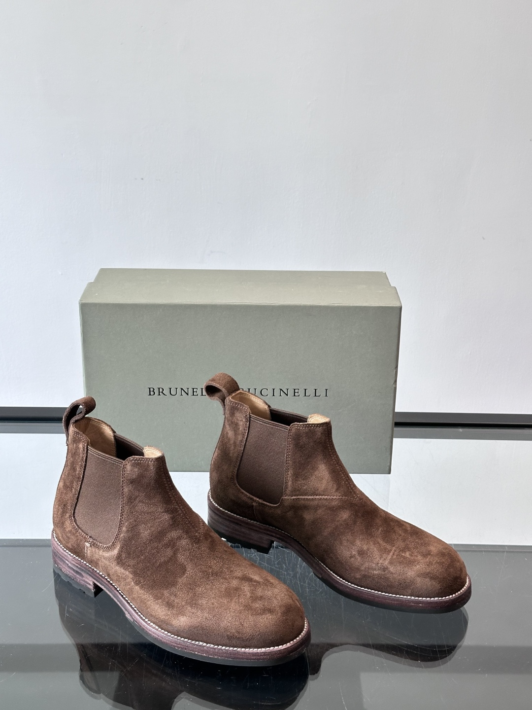 BC反绒皮切尔西靴选用高品质头层胎牛绒，柔软细腻，质感满分✨。经典侧边松紧带设计，穿脱超方便，贴合脚型，