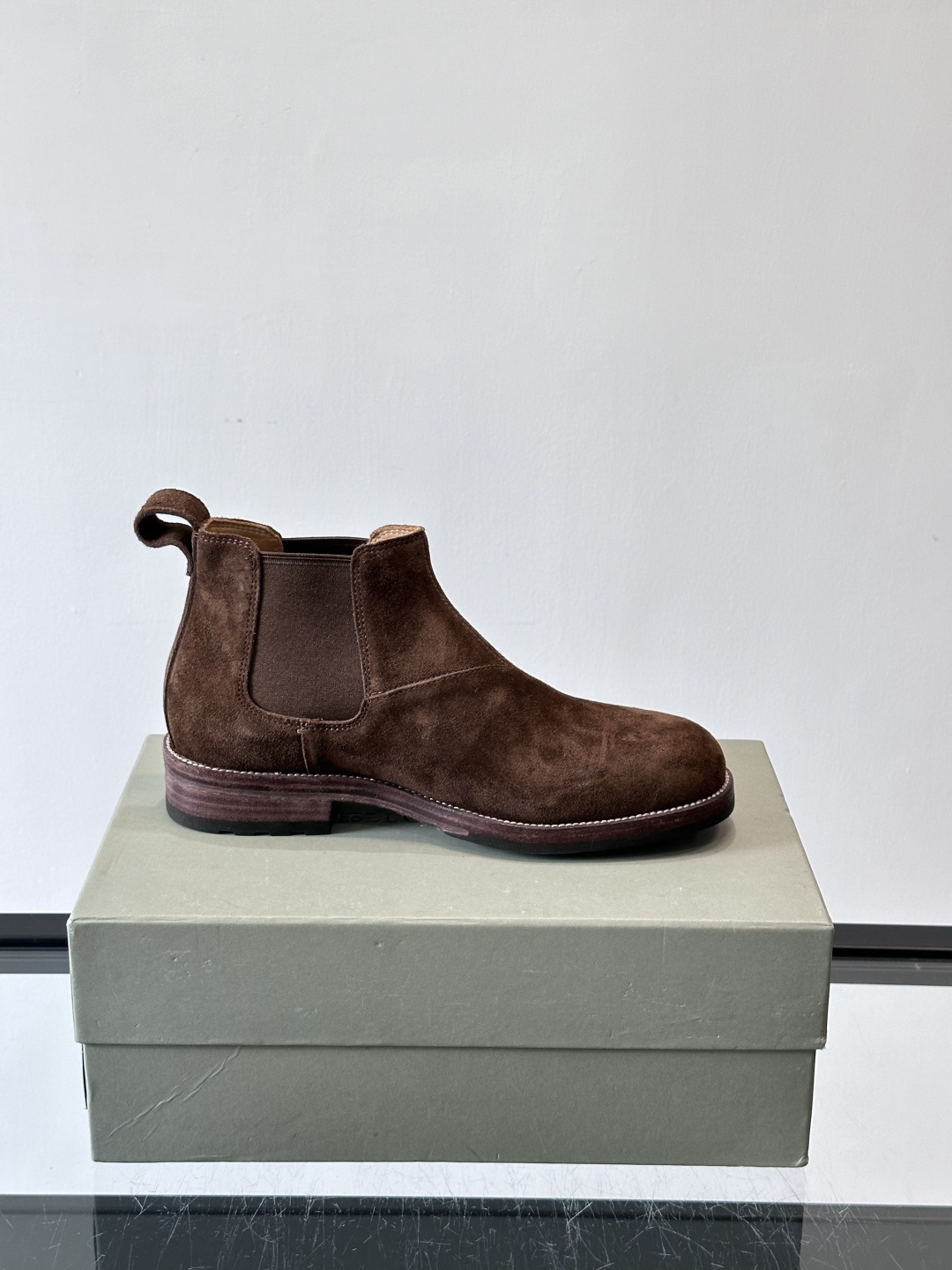 BC反绒皮切尔西靴选用高品质头层胎牛绒，柔软细腻，质感满分✨。经典侧边松紧带设计，穿脱超方便，贴合脚型，