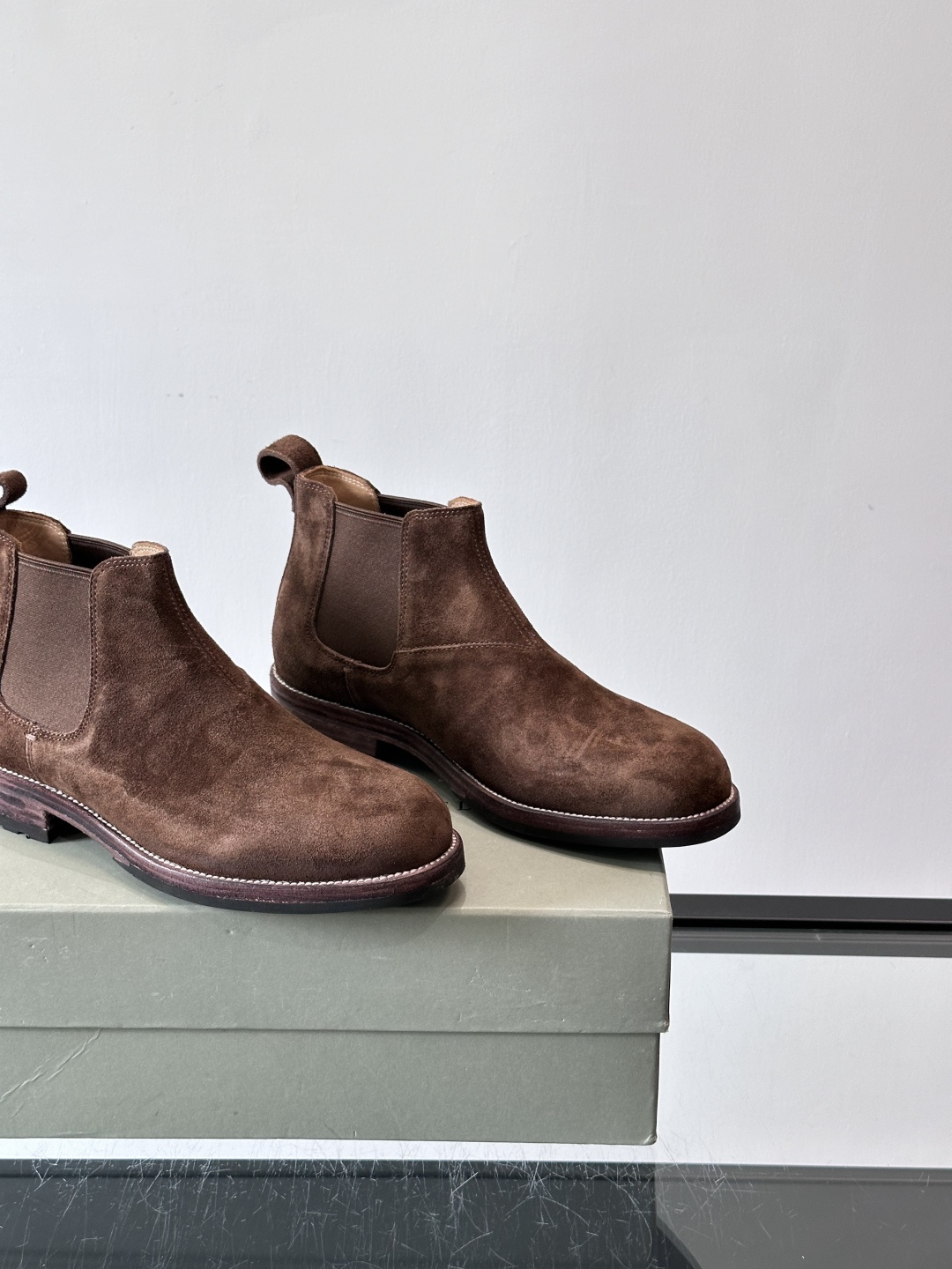 BC反绒皮切尔西靴选用高品质头层胎牛绒，柔软细腻，质感满分✨。经典侧边松紧带设计，穿脱超方便，贴合脚型，