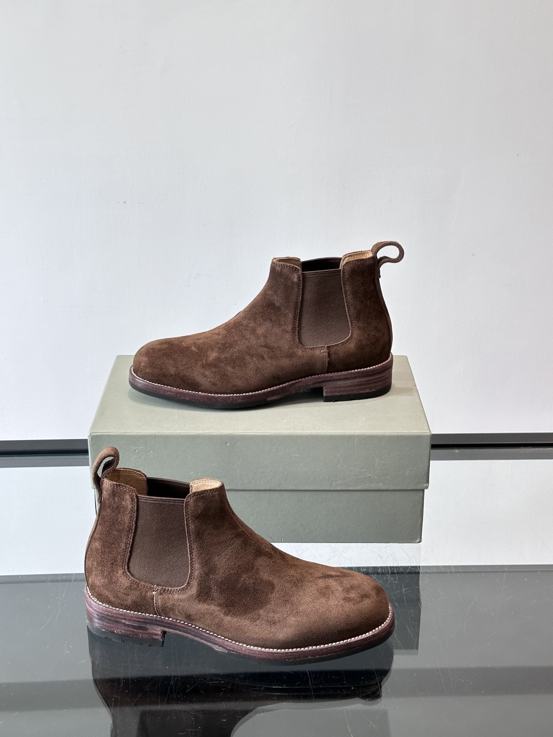 BC反绒皮切尔西靴选用高品质头层胎牛绒，柔软细腻，质感满分✨。经典侧边松紧带设计，穿脱超方便，贴合脚型，