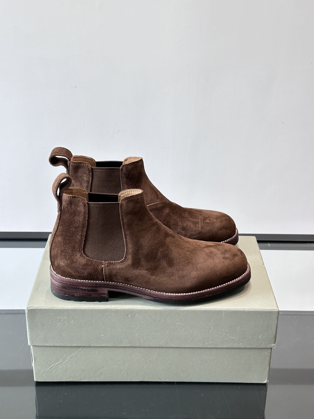 BC反绒皮切尔西靴选用高品质头层胎牛绒，柔软细腻，质感满分✨。经典侧边松紧带设计，穿脱超方便，贴合脚型，