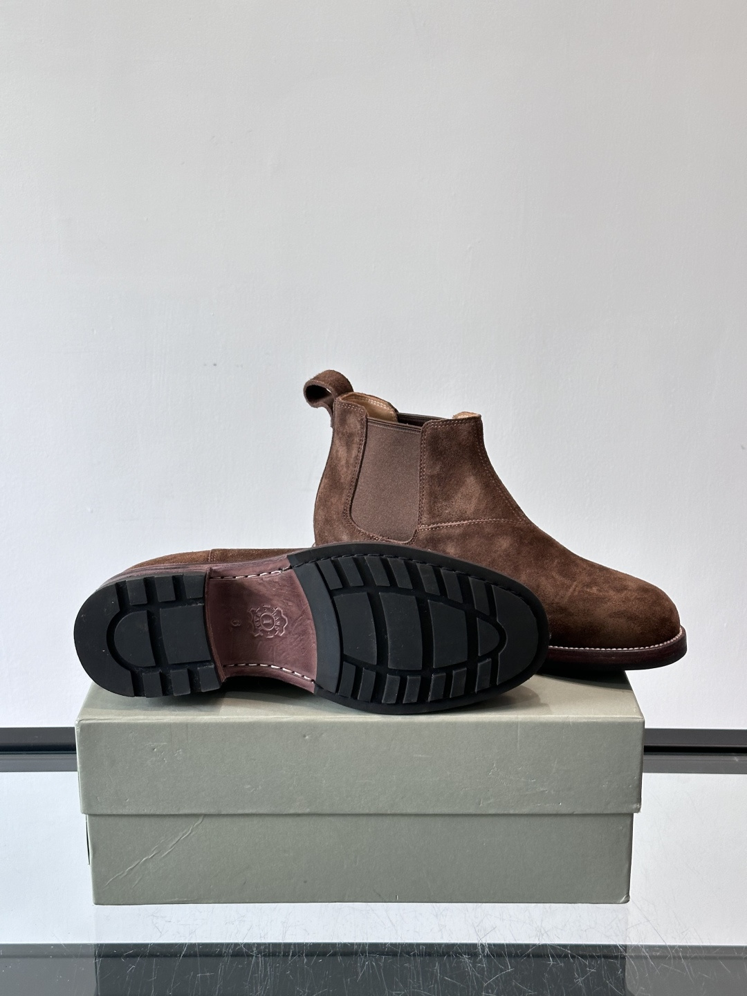 BC反绒皮切尔西靴选用高品质头层胎牛绒，柔软细腻，质感满分✨。经典侧边松紧带设计，穿脱超方便，贴合脚型，