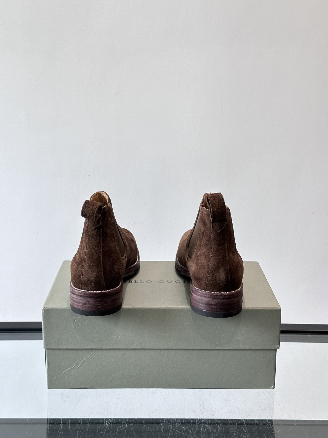 BC反绒皮切尔西靴选用高品质头层胎牛绒，柔软细腻，质感满分✨。经典侧边松紧带设计，穿脱超方便，贴合脚型，