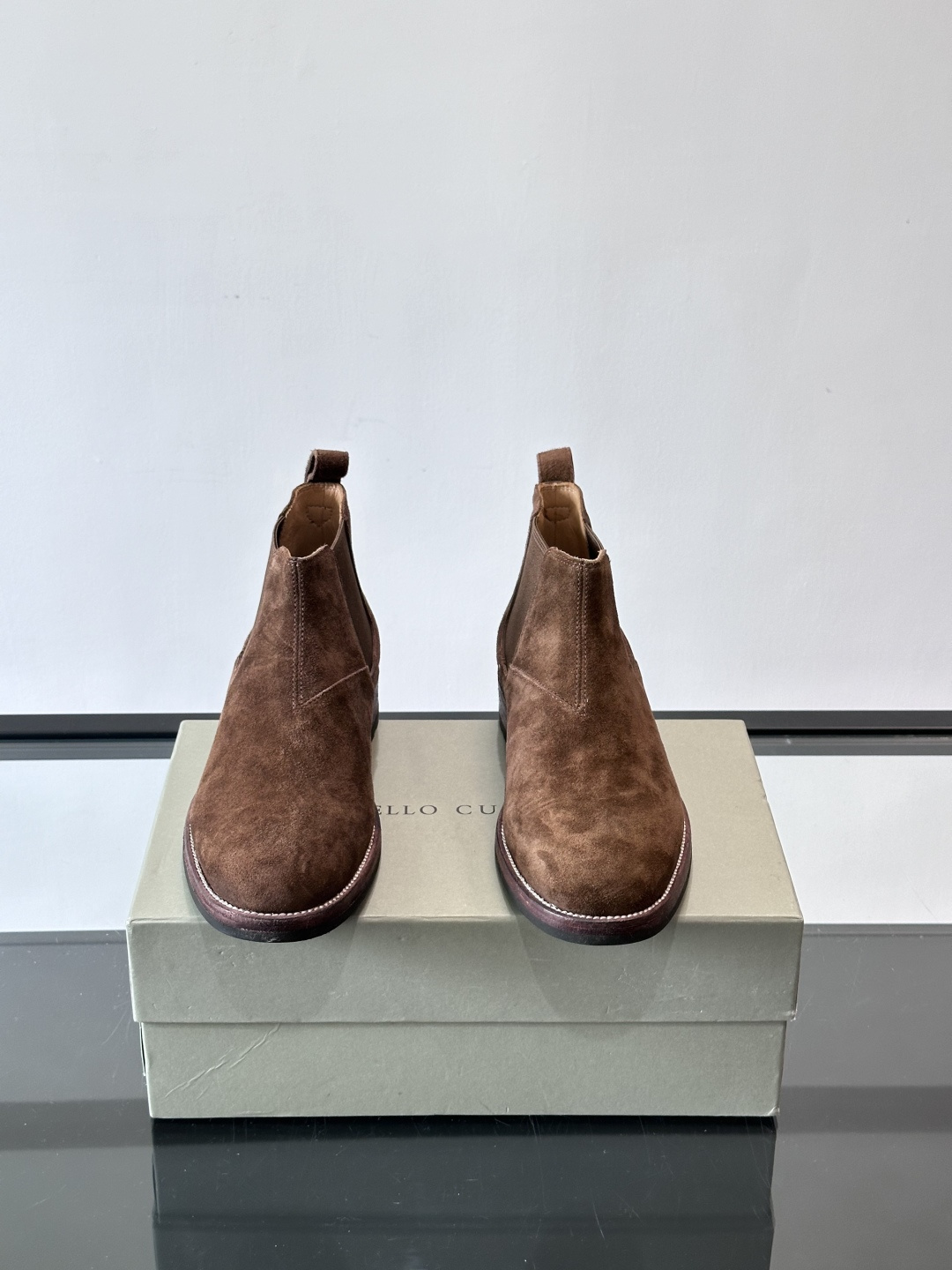 BC反绒皮切尔西靴选用高品质头层胎牛绒，柔软细腻，质感满分✨。经典侧边松紧带设计，穿脱超方便，贴合脚型，