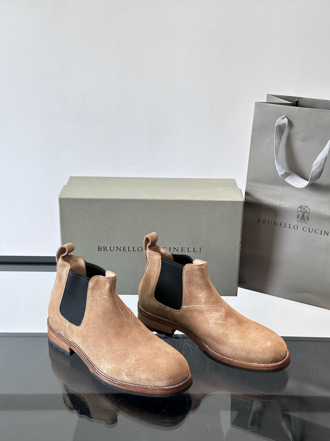 BC反绒皮切尔西靴选用高品质头层胎牛绒，柔软细腻，质感满分✨。经典侧边松紧带设计，穿脱超方便，贴合脚型，