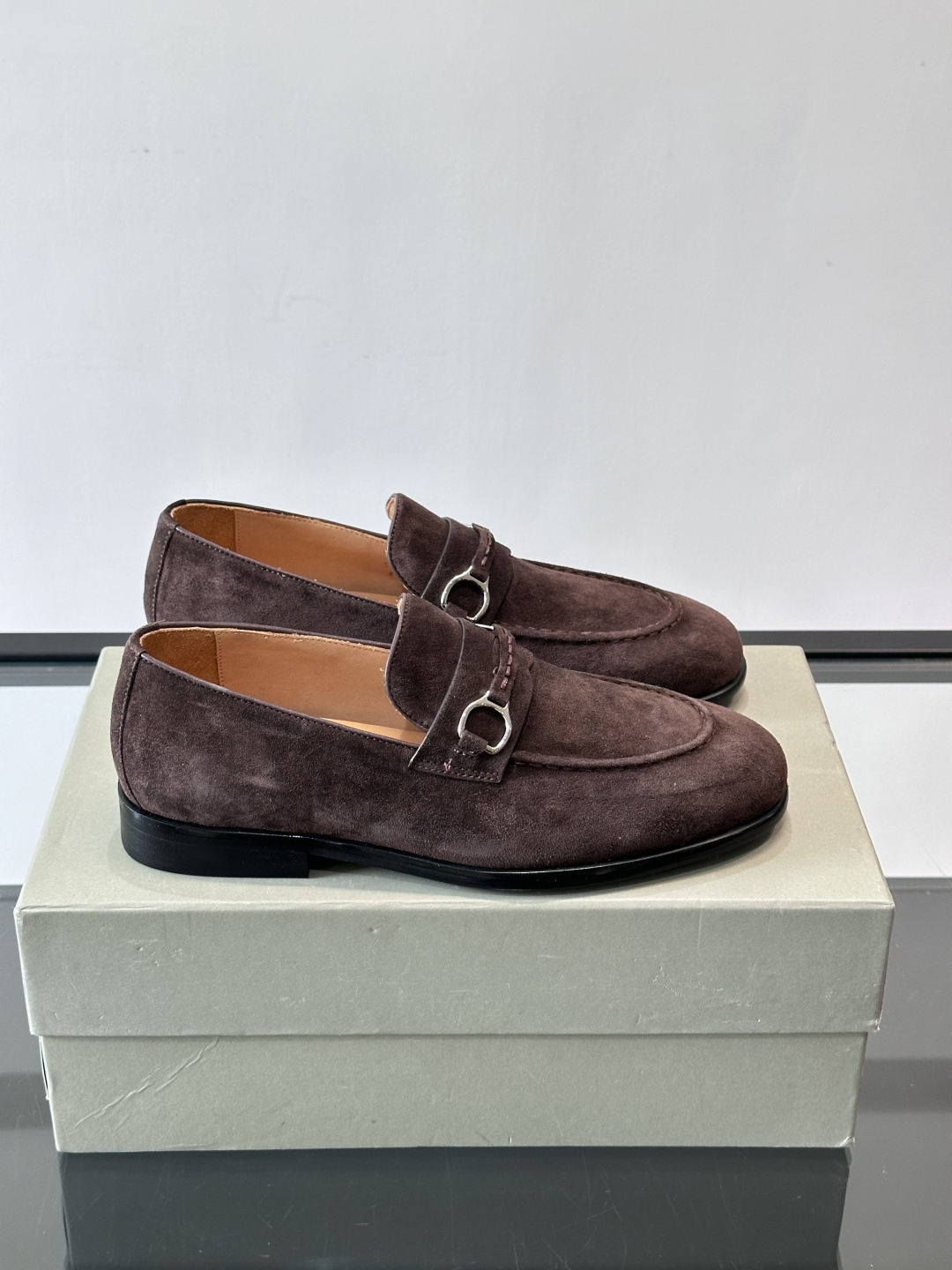 NO:558309,Brunello Cucinelli men's slip-on casual shoes have a soft suede upper, leather lining, and are comfortable to wear. The rubber soles are wear-resistant and practical. The slip-on design is super convenient and can be easily used for business commuting or leisure. They are very stylish when paired with trousers or casual pants. The genuine leather outsole, with both quality and craftsmanship, is a classic choice in men's shoe cabinets!  ,size39-44 (38.45 customized),,brunello cucinelli,chamois leather,Leather soles19860909Brunello Cucinelli 男士一脚蹬休闲鞋柔软麂皮鞋面,内里皮革,穿着舒适,橡胶鞋底耐磨又实用.一脚蹬设计超方便,商务通勤或休闲都能轻松驾驭,搭配西裤或休闲裤都很有型.真皮大底,品质与工艺兼具,是男士鞋柜里的经典之选！ ,size39-44（38.45定制）,,brunello cucinelli,chamois leather,Leather soles,Men's shoes
