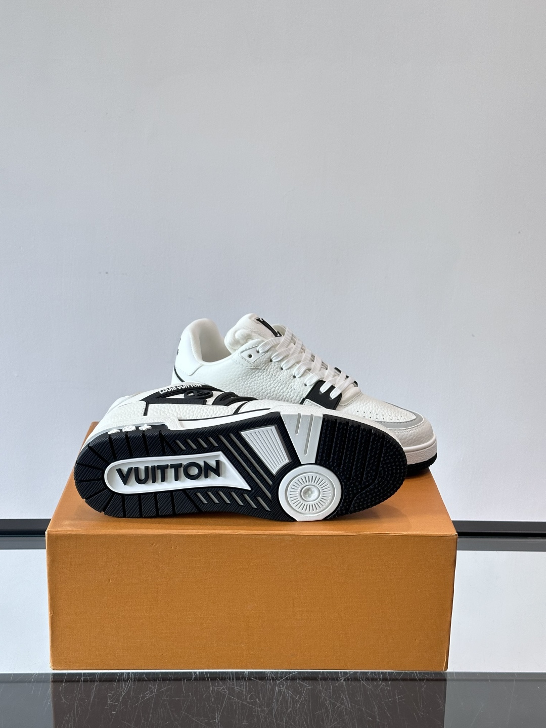 驴家 新配色 trainer运动鞋，本款 LV Trainer 运动鞋取材柔软粒面小牛皮，呈现纯净色调，