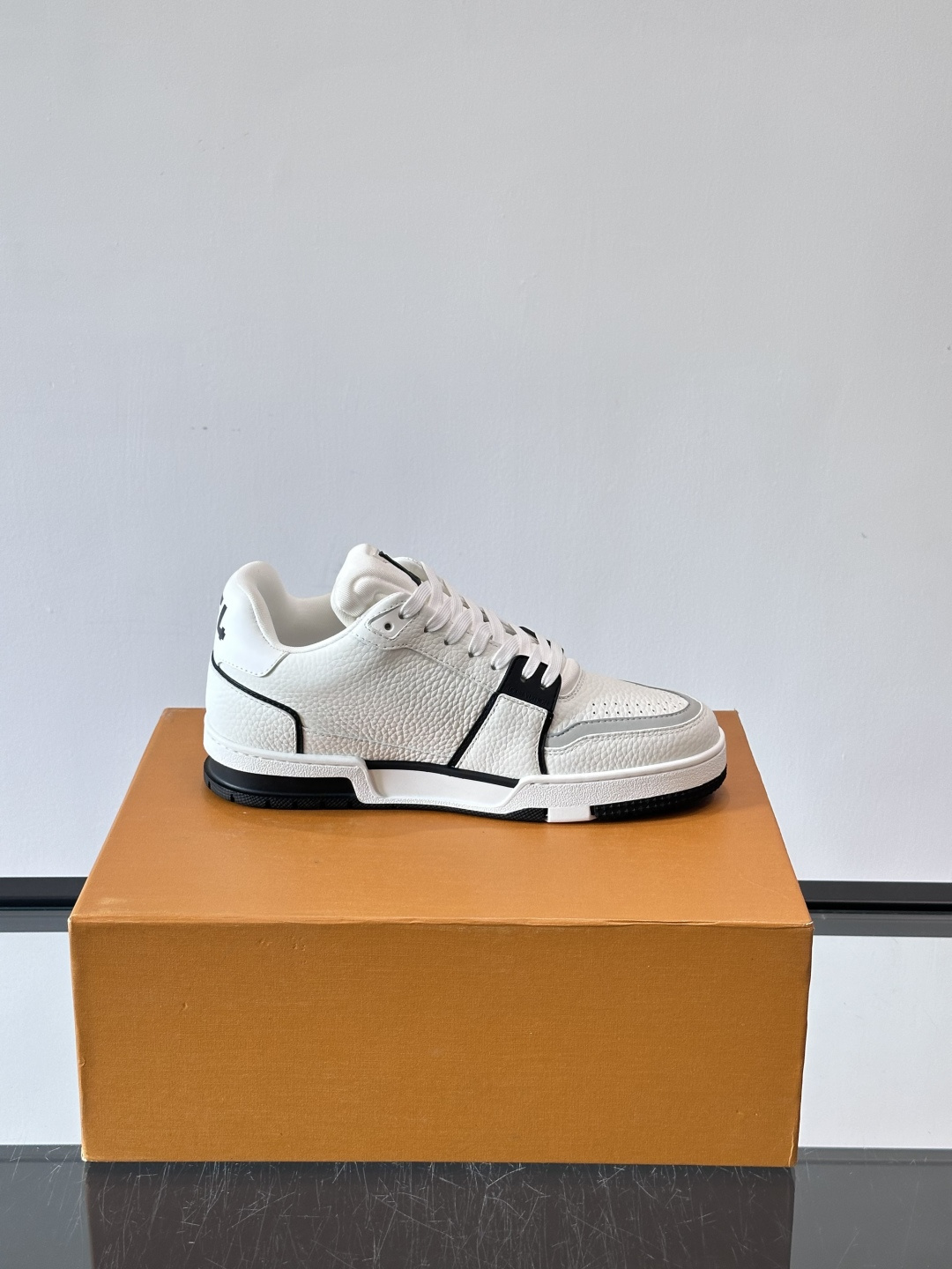 驴家 新配色 trainer运动鞋，本款 LV Trainer 运动鞋取材柔软粒面小牛皮，呈现纯净色调，