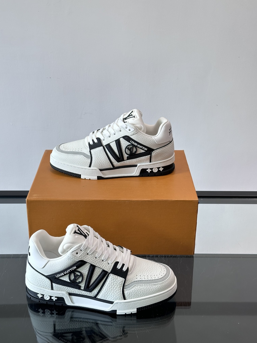 驴家 新配色 trainer运动鞋，本款 LV Trainer 运动鞋取材柔软粒面小牛皮，呈现纯净色调，