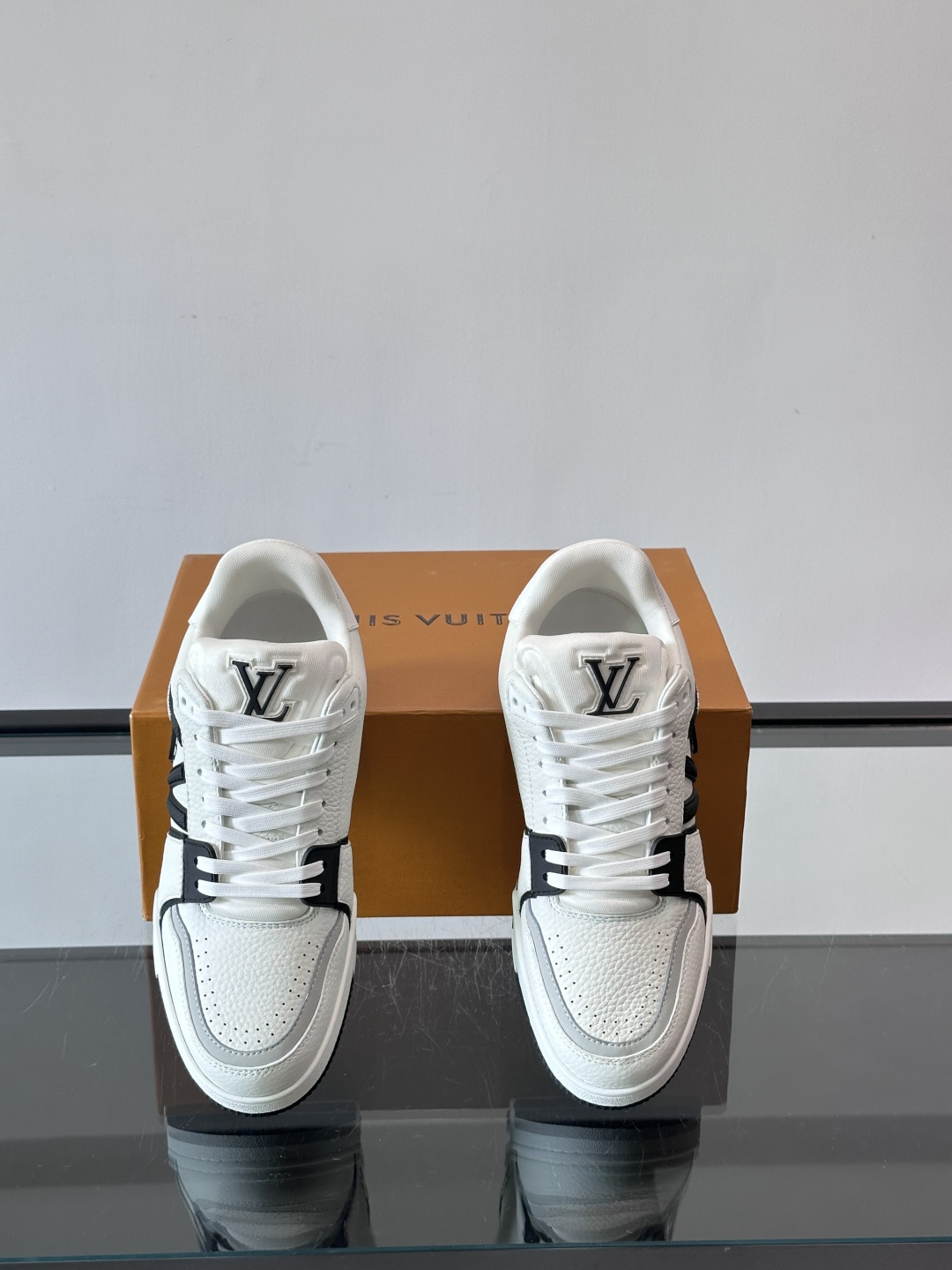 驴家 新配色 trainer运动鞋，本款 LV Trainer 运动鞋取材柔软粒面小牛皮，呈现纯净色调，