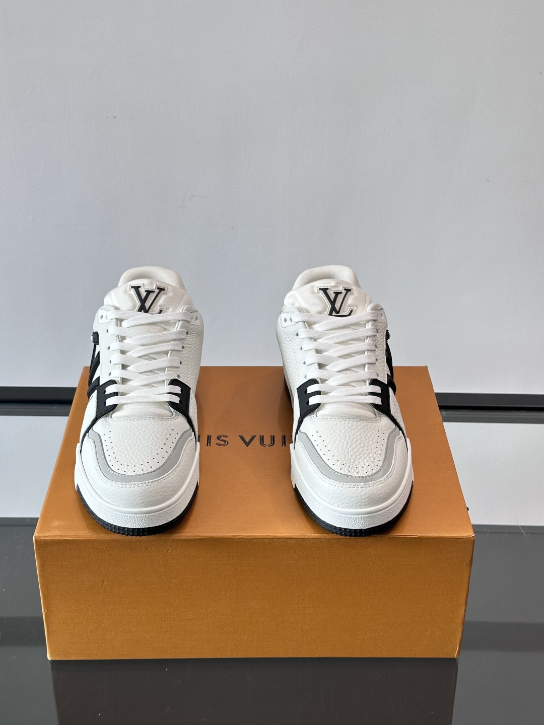 驴家 新配色 trainer运动鞋，本款 LV Trainer 运动鞋取材柔软粒面小牛皮，呈现纯净色调，