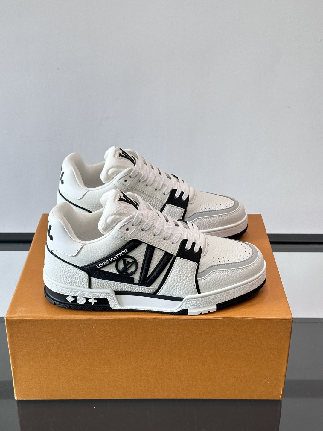 驴家 新配色 trainer运动鞋，本款 LV Trainer 运动鞋取材柔软粒面小牛皮，呈现纯净色调，