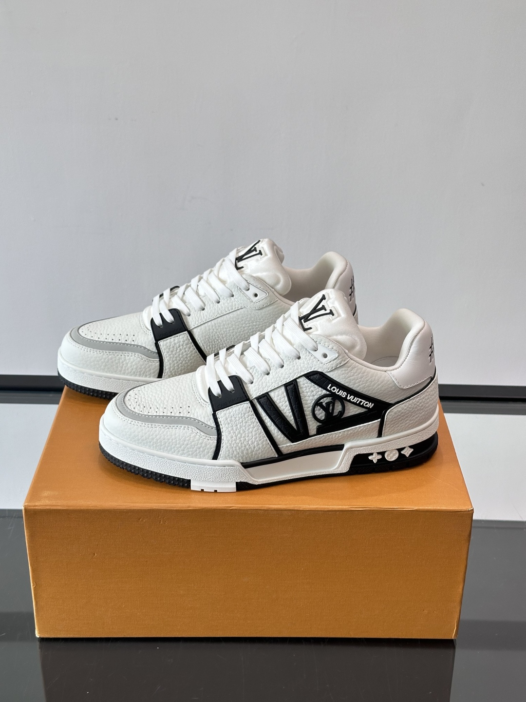 驴家 新配色 trainer运动鞋，本款 LV Trainer 运动鞋取材柔软粒面小牛皮，呈现纯净色调，