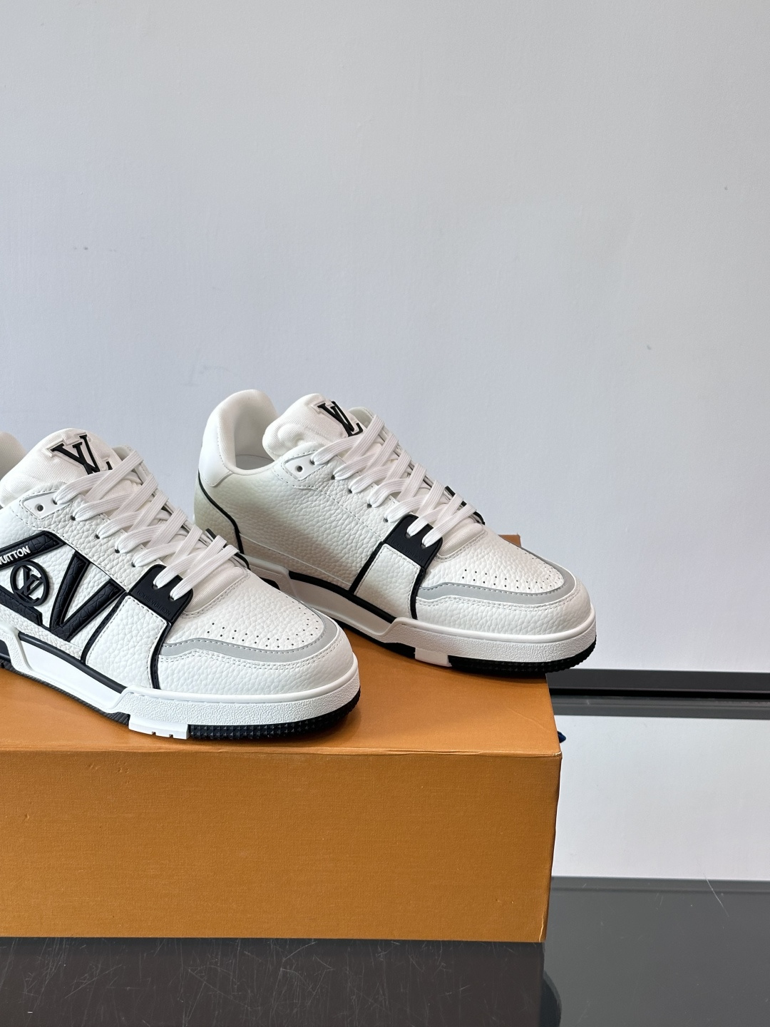 驴家 新配色 trainer运动鞋，本款 LV Trainer 运动鞋取材柔软粒面小牛皮，呈现纯净色调，