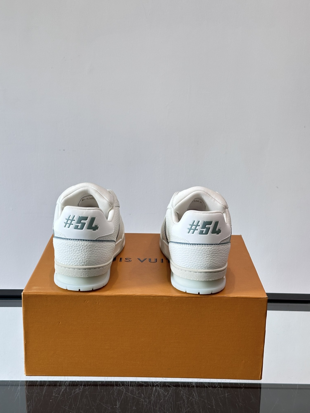 驴家 新配色 trainer运动鞋，本款 LV Trainer 运动鞋取材柔软粒面小牛皮，呈现纯净色调，