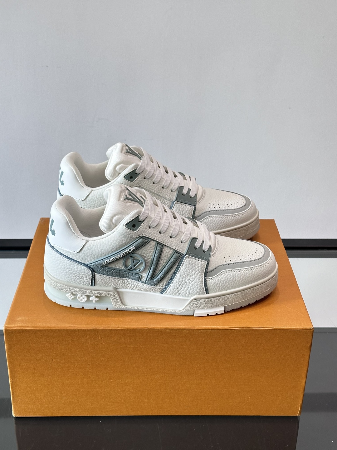 驴家 新配色 trainer运动鞋，本款 LV Trainer 运动鞋取材柔软粒面小牛皮，呈现纯净色调，