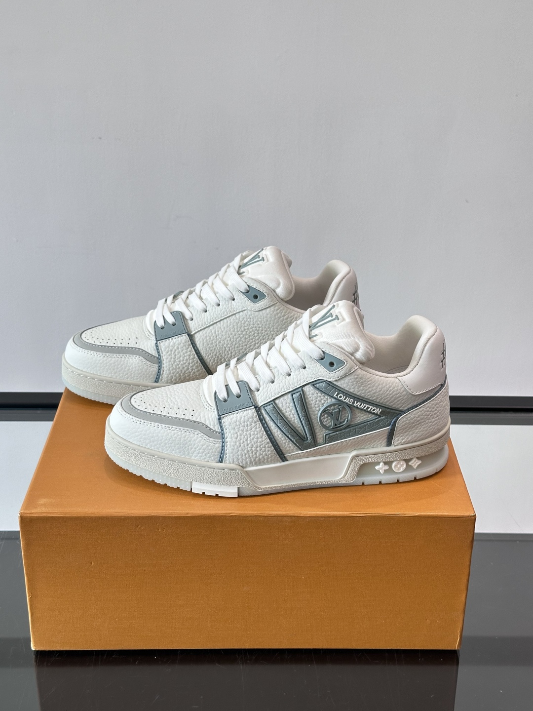 驴家 新配色 trainer运动鞋，本款 LV Trainer 运动鞋取材柔软粒面小牛皮，呈现纯净色调，