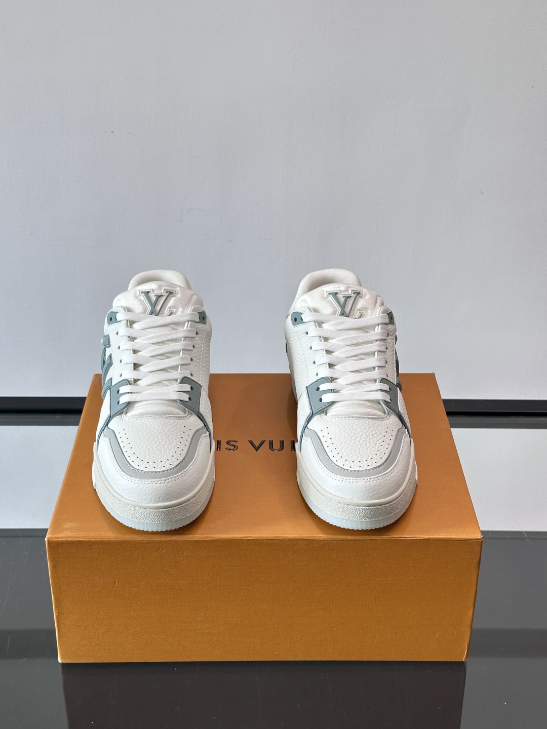 驴家 新配色 trainer运动鞋，本款 LV Trainer 运动鞋取材柔软粒面小牛皮，呈现纯净色调，