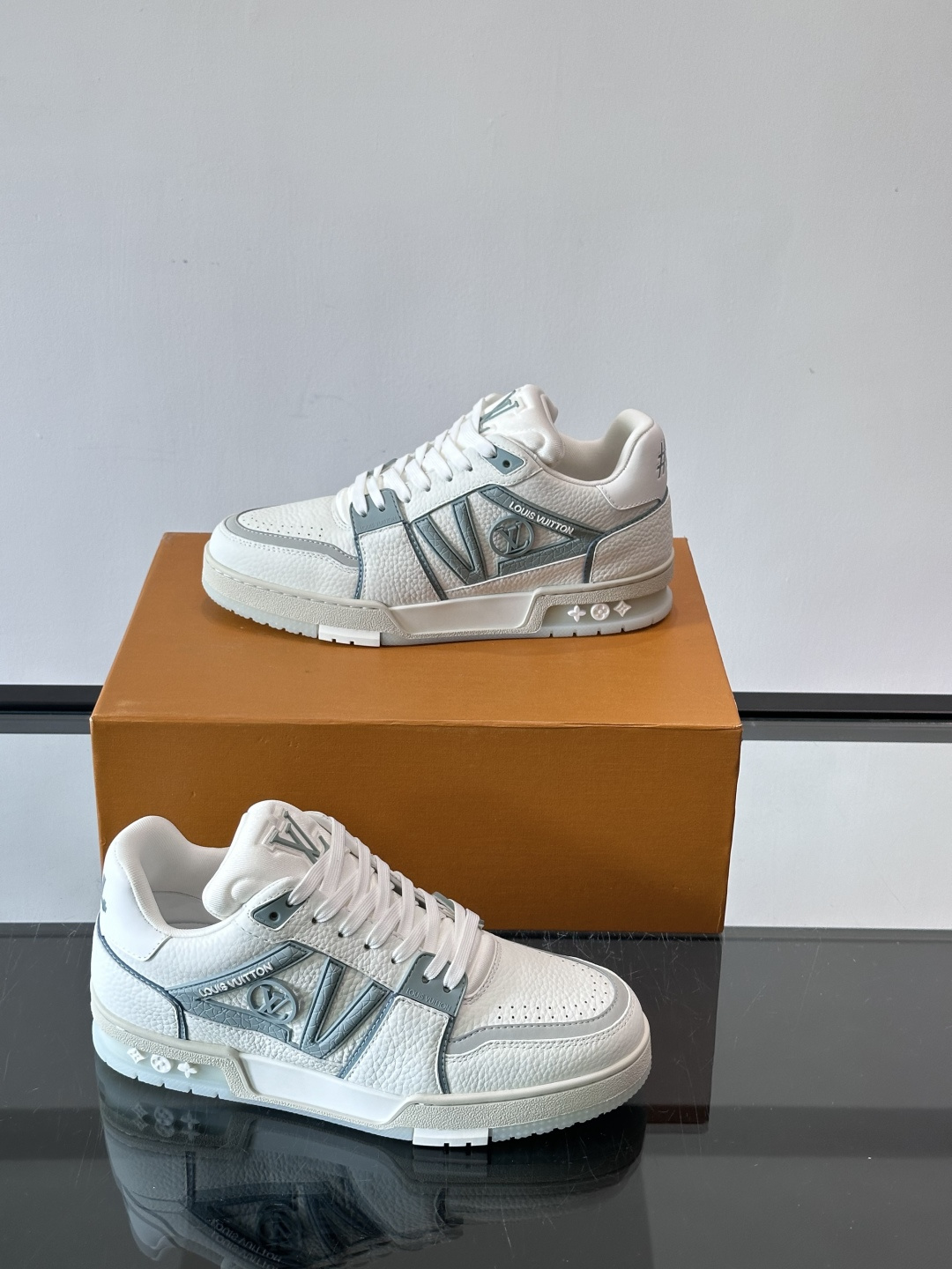 驴家 新配色 trainer运动鞋，本款 LV Trainer 运动鞋取材柔软粒面小牛皮，呈现纯净色调，