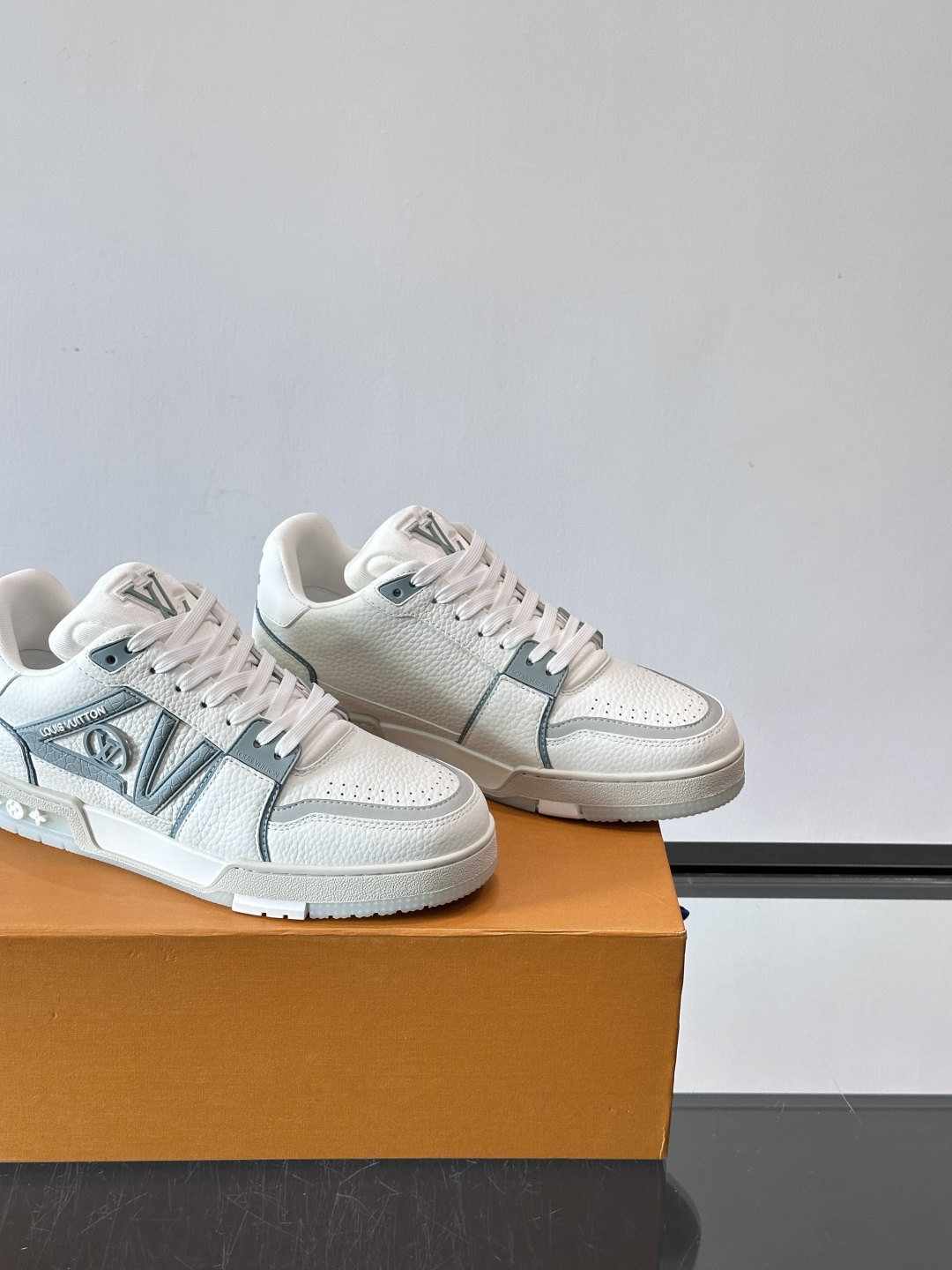 驴家 新配色 trainer运动鞋，本款 LV Trainer 运动鞋取材柔软粒面小牛皮，呈现纯净色调，